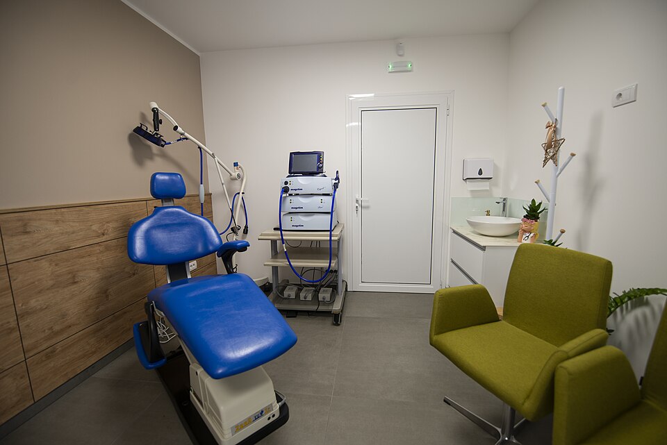 Sala de procedimento ambulatorial, limpa e equipada